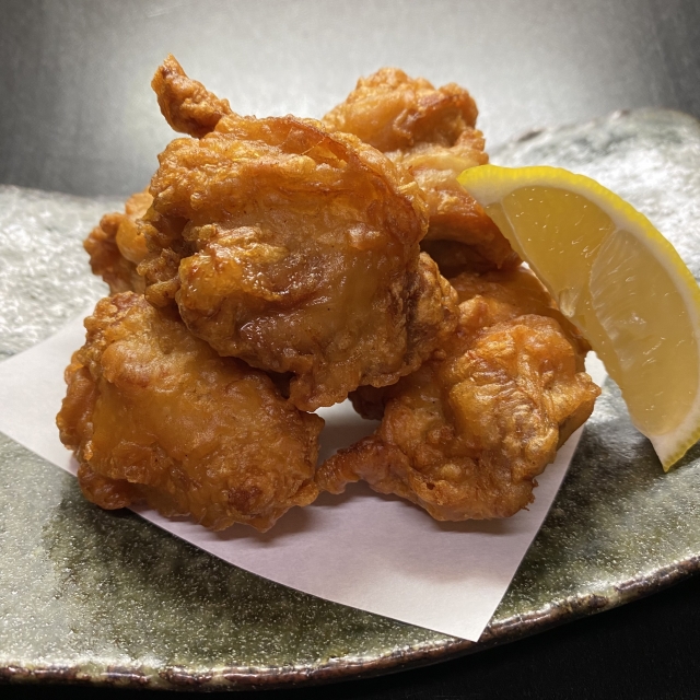 おつまみとして鶏の唐揚げレモン添え