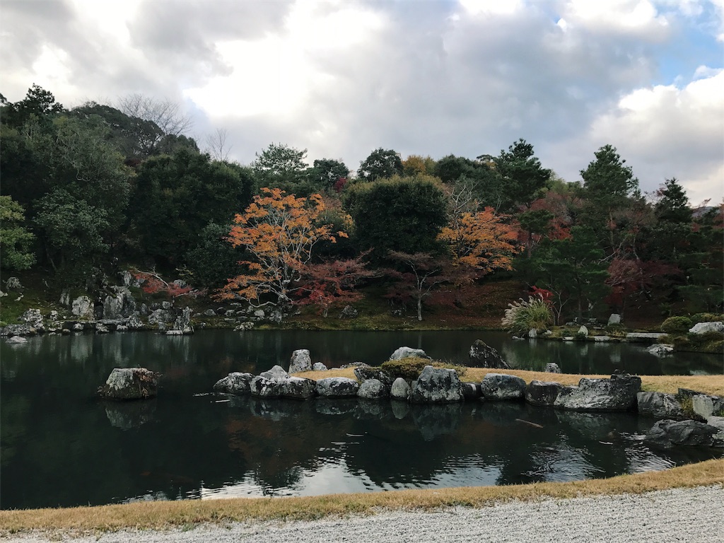 曹源池の紅葉の写真