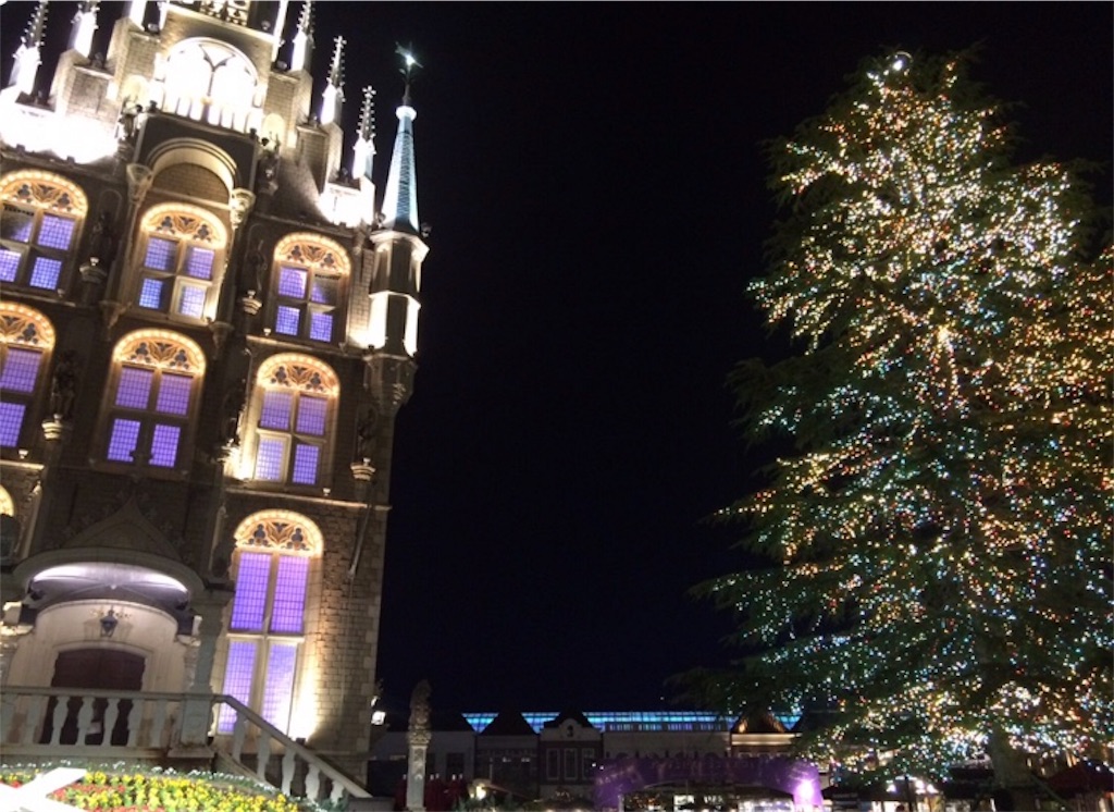 ライトアップされたクリスマスツリーと建物