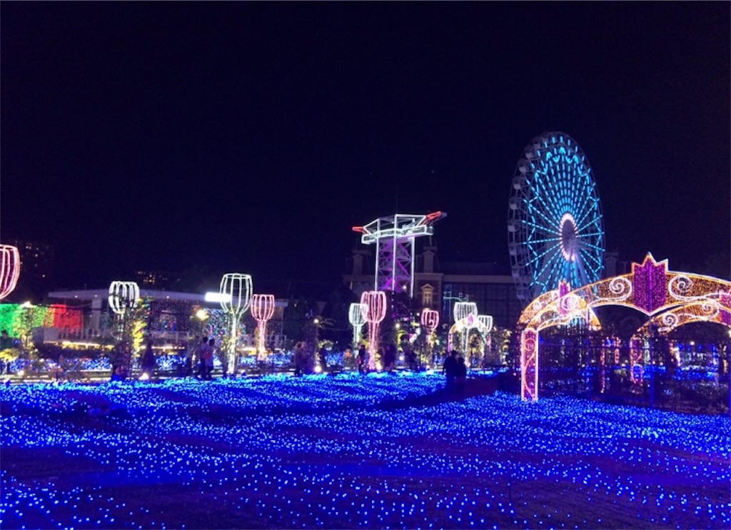 一面青くライトアップされた広場