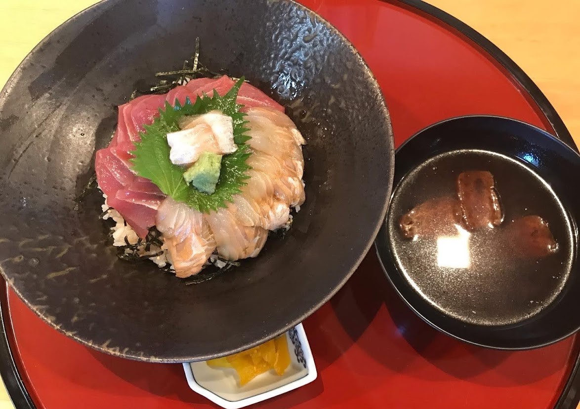 ヒラメとマグロの漬け丼