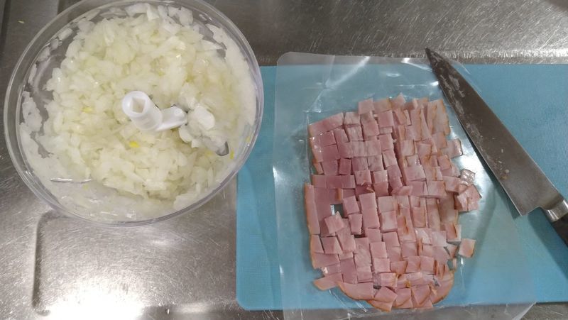 玉ねぎとベーコンのコンソメスープ_食卓