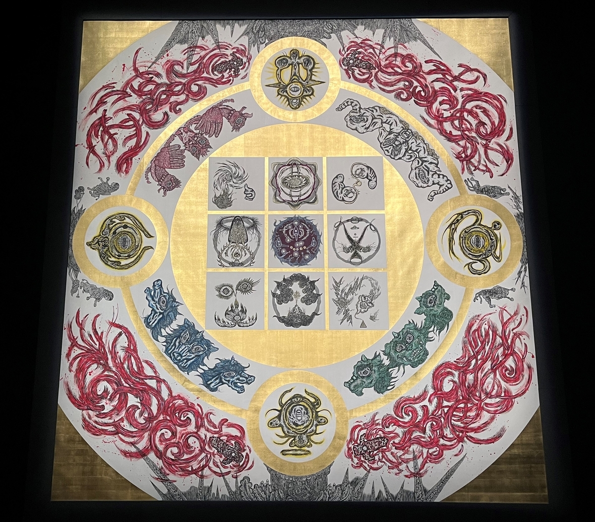小松美羽展 8月28日まで岡本太郎美術館の企画展 神獣・祈り