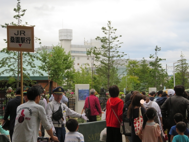 札幌競馬場送迎バス乗り場の様子