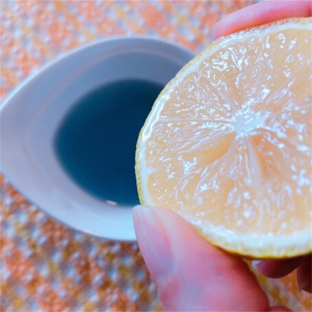 バタフライピーティーにレモンを入れるところ
