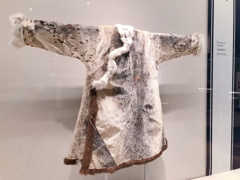 国立アイヌ民族博物館「野田サトル展」アザラシの皮で出来た衣装写真