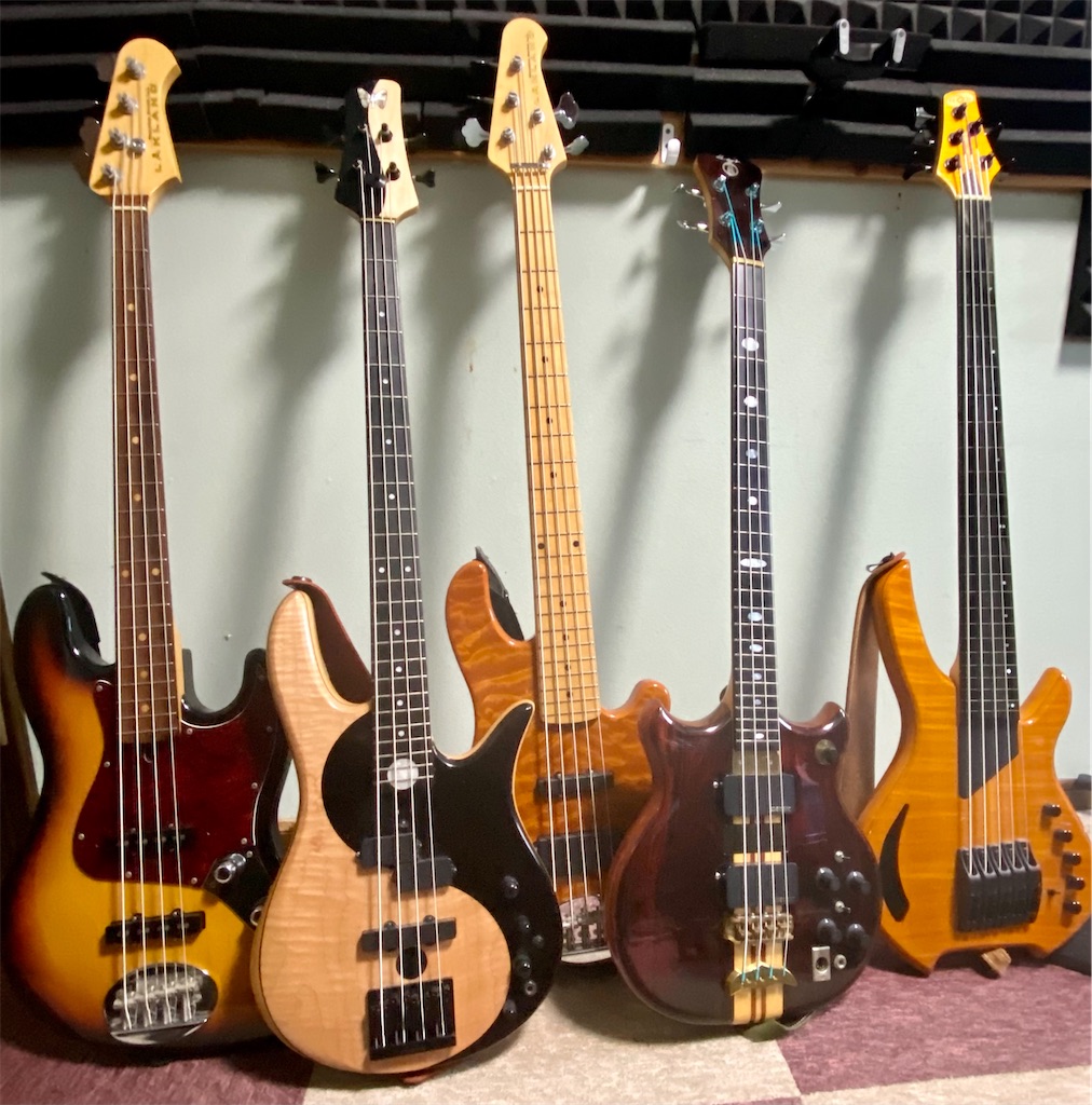 現在手持ちのベース集合 - ちょっとマニアなブログ