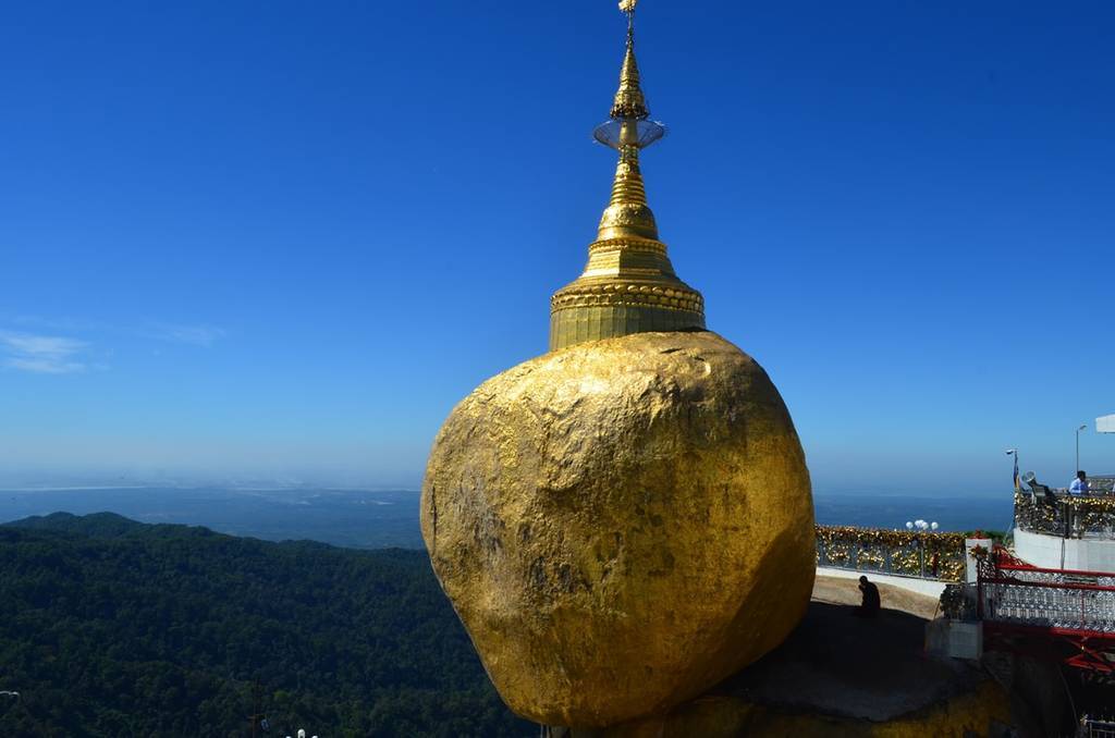 ミャンマー ゴールデンロックの観光と働くかわい子ちゃん達 なんとなくバンコクに移住してみました