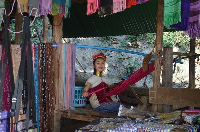 チェンマイ　首長族の村(Long Neck Karen Camp)のストールを織っているかわい子ちゃん