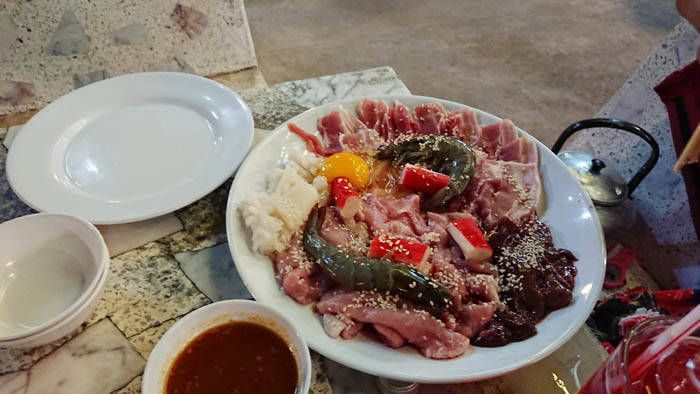 カオヤイのムーガタレストランでディナー