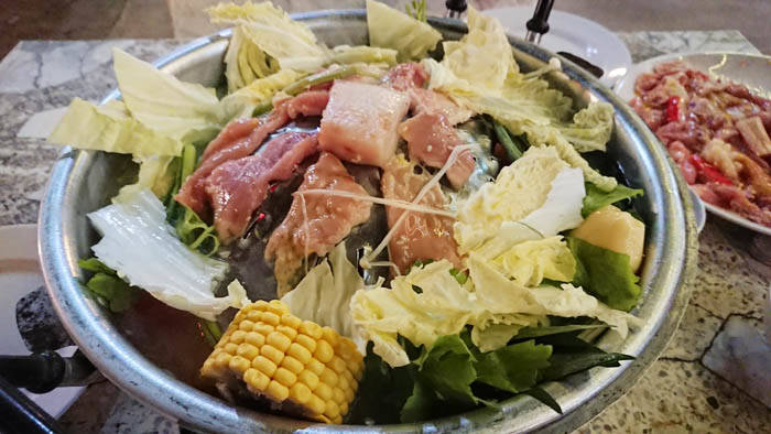 カオヤイのムーガタレストランでディナー