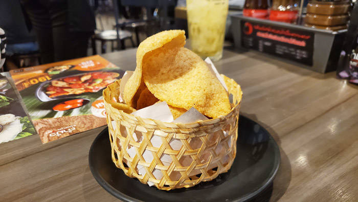 バンコクのタイ料理レストラン　tummourのフライドシュリンプチップス