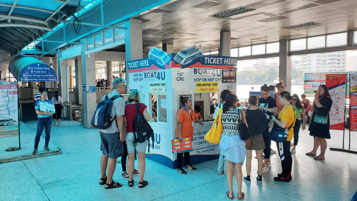 バンコク　サパーンタクシン駅の船着場