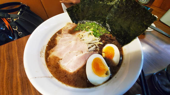 バンコクの家系ラーメン　内田屋ブラックスペシャル