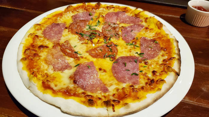 カオヤイ　MYTHレストランのサラミのピザ