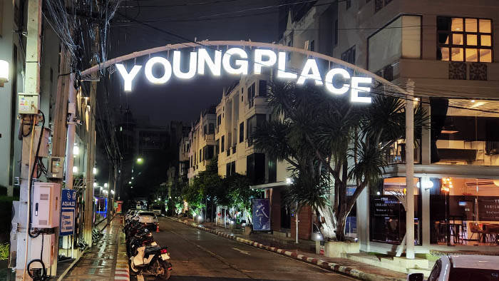 バンコクのヤングプレイス　【YOUNG PLACE】