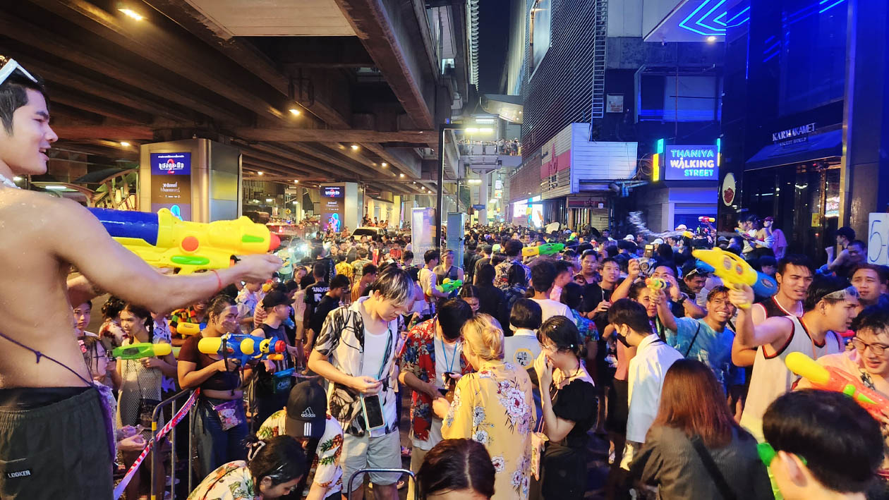 バンコクの夜の水かけ祭り シーロム・タニヤ・パッポンの様子
