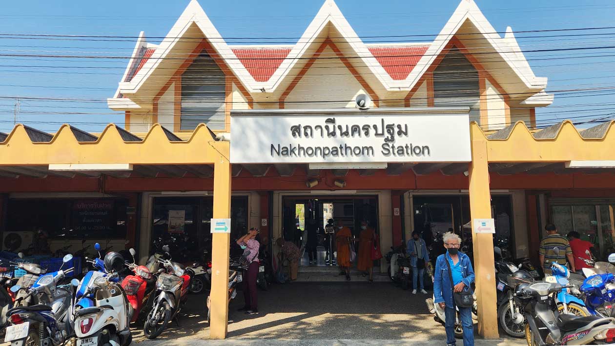 ナコンパトム駅