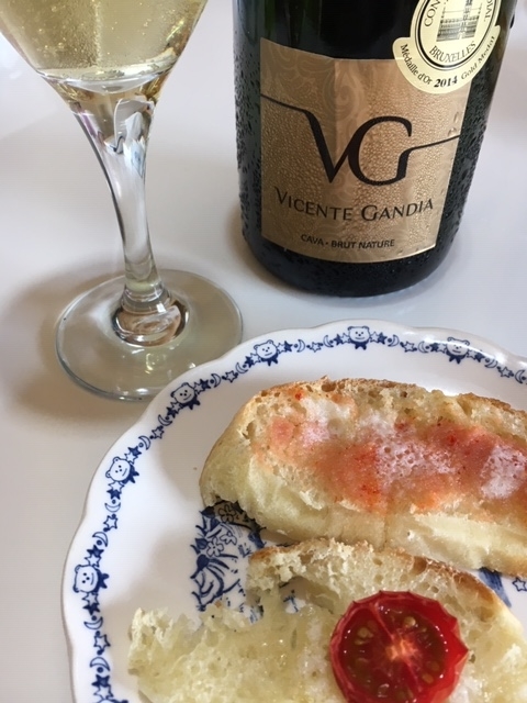 スパークリングワインとフランスパン