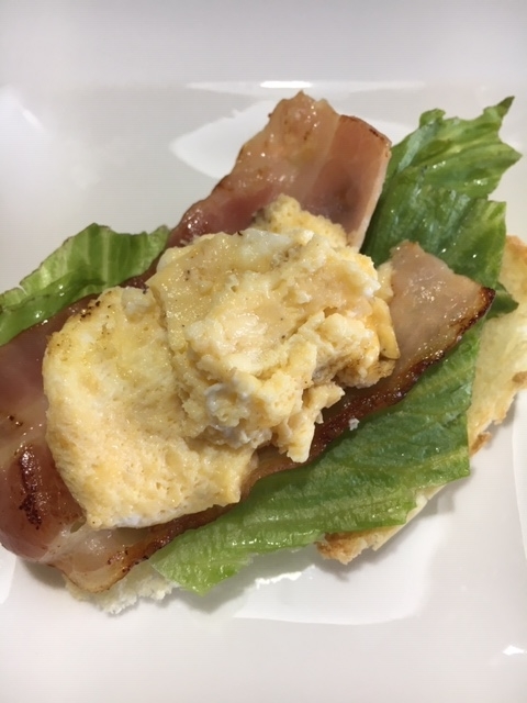 フランスパンの玉子、ベーコン。レタスのせ