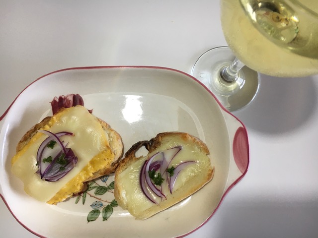 フランスパンのチーズのせと白ワイン