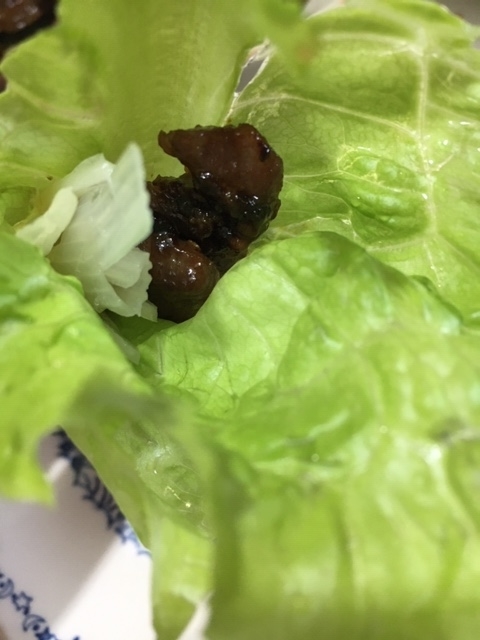 牛肉と白ネギのレタス包み