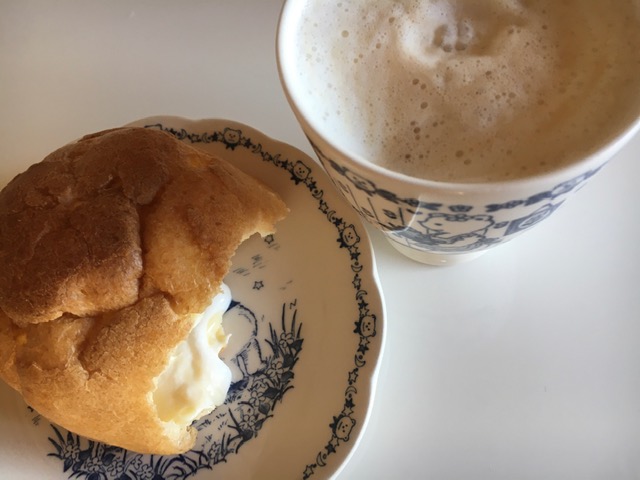カフェオレとシュークリーム