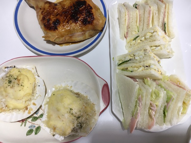 サンドイッチとチキン