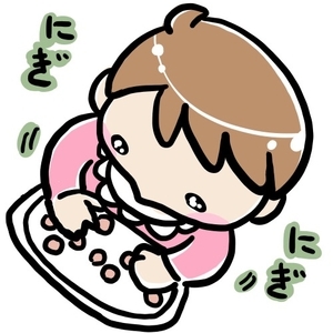 ボーロを掴む赤ちゃん