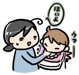 赤ちゃんにたまごボーロを食べさせるお母さん