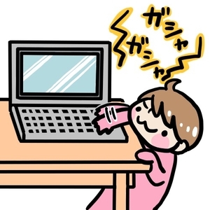 パソコンをいたずらする赤ちゃん