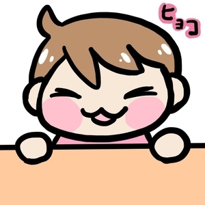 テーブルの下から顔を出す赤ちゃん