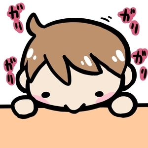 テーブルをかじる赤ちゃん