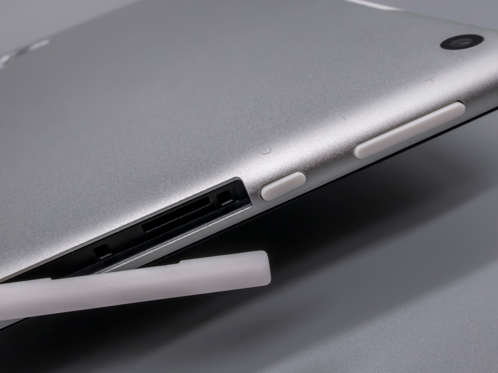 クリエイター向けWindowsタブレット「raytrektab」DG-D10IWP 本体外観