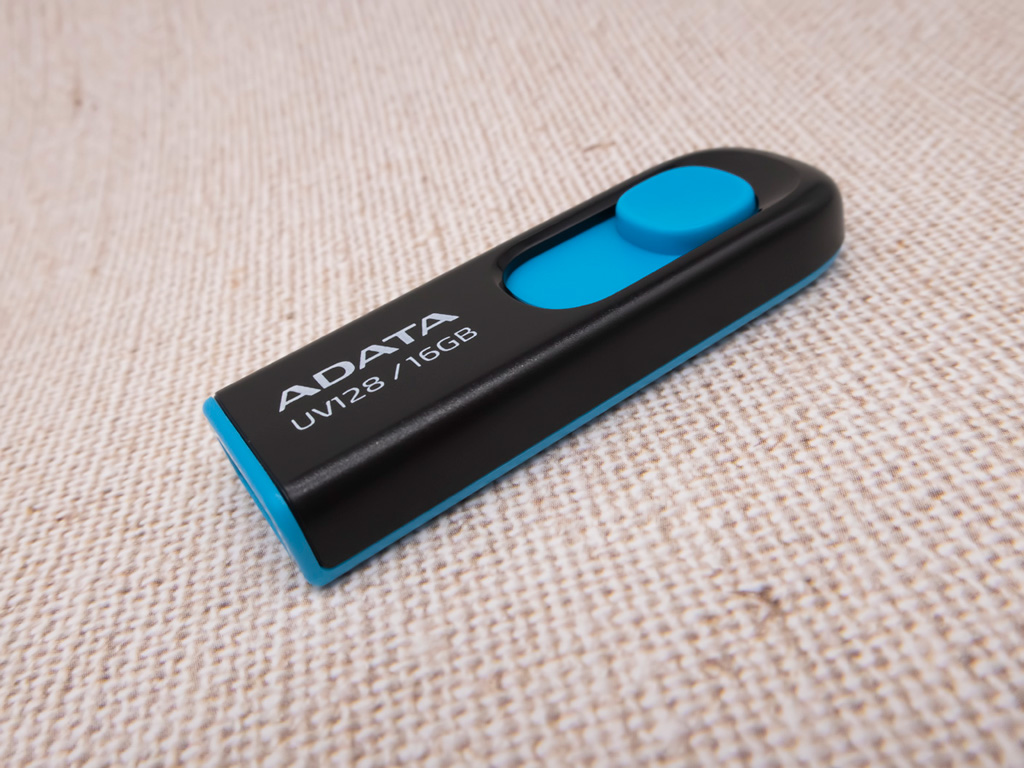 ADATA キャップレスUSB3メモリ
