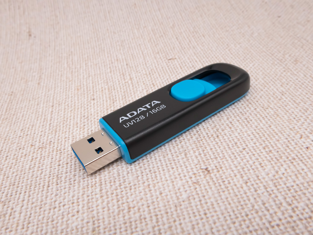 ADATA キャップレスUSB3メモリ