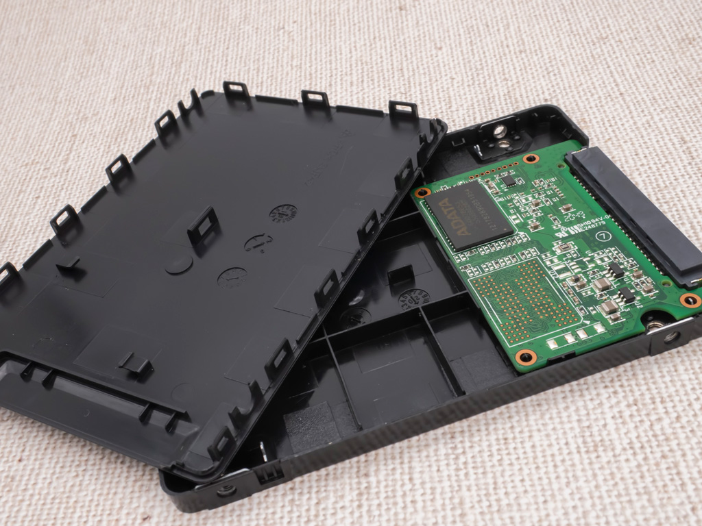 ADATAの激安SSD「SU650」購入レビュー ～SSDの交換とクローン作成