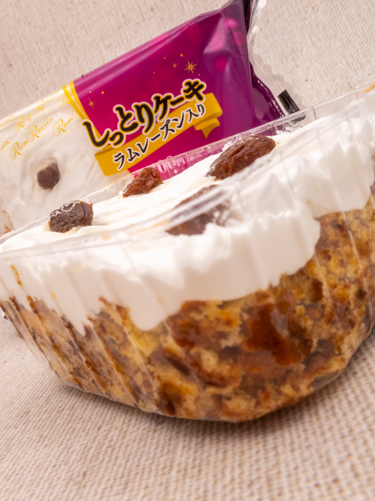 ローソンストア100「しっとりケーキ ラムレーズン入り」