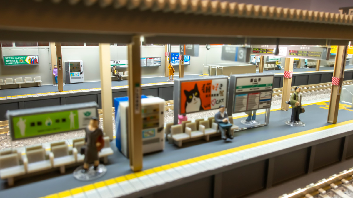 Nゲージ 鉄道模型のホームに人を配置