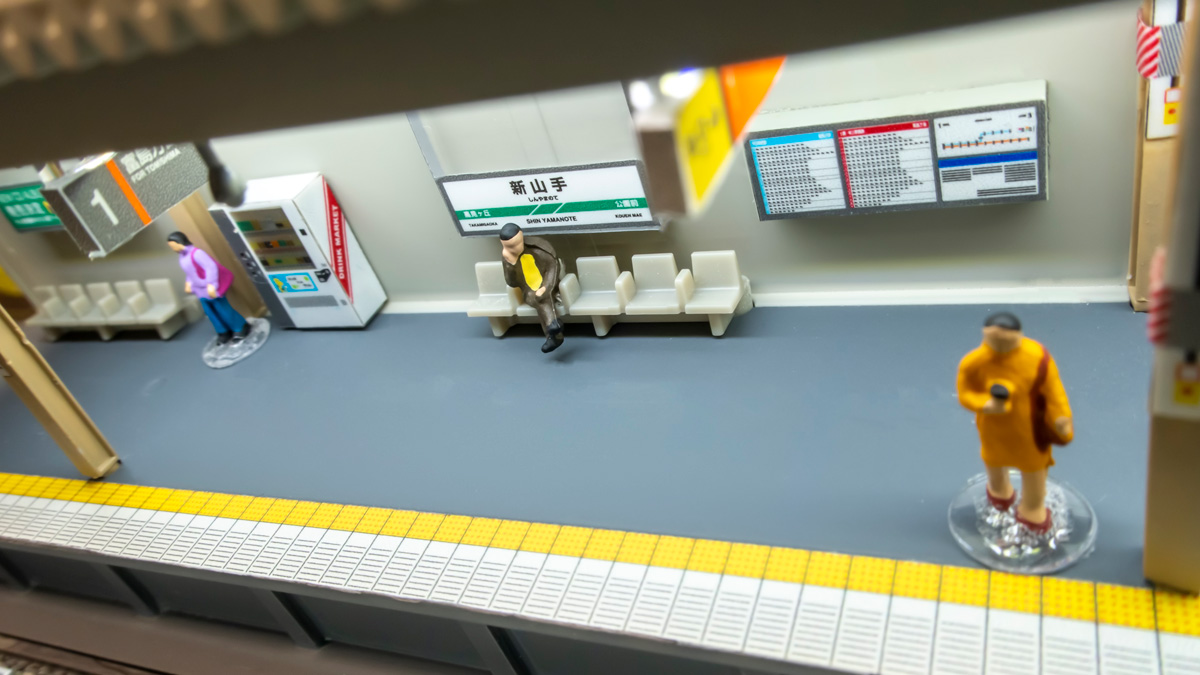 Nゲージ 鉄道模型のホームに人を配置