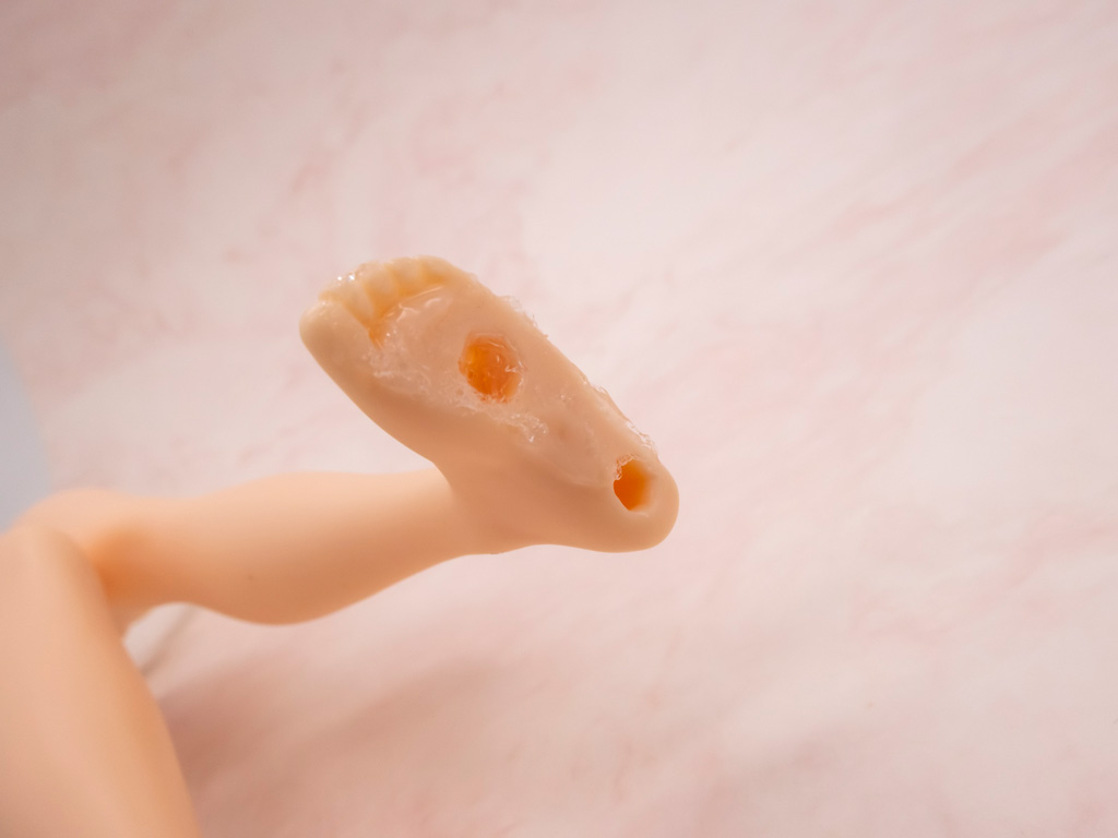 セメダインBBXでフィギュアを固定