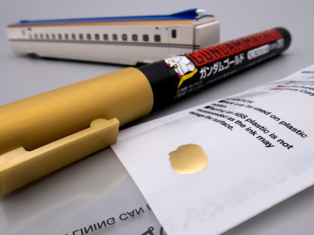 Nゲージ 塗装が剥げた車両をガンダムマーカーで修復