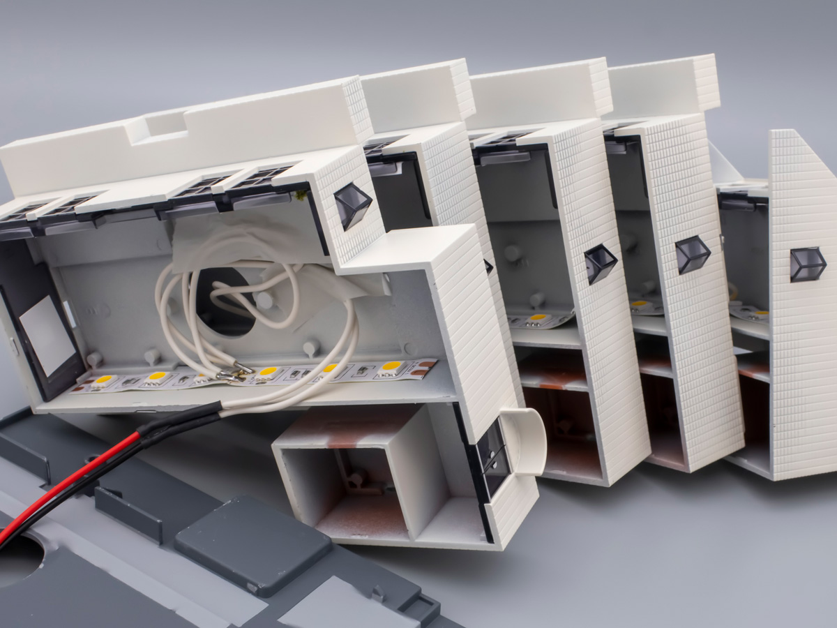 Nゲージ】TOMIXマンションの塗装を終えたので電飾化しました！ - かわ