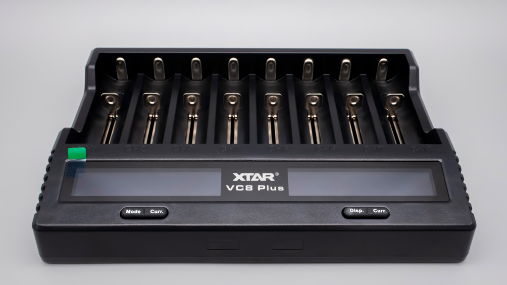 18650」タイプのリチウムイオン充電池を8本同時に高速充電する