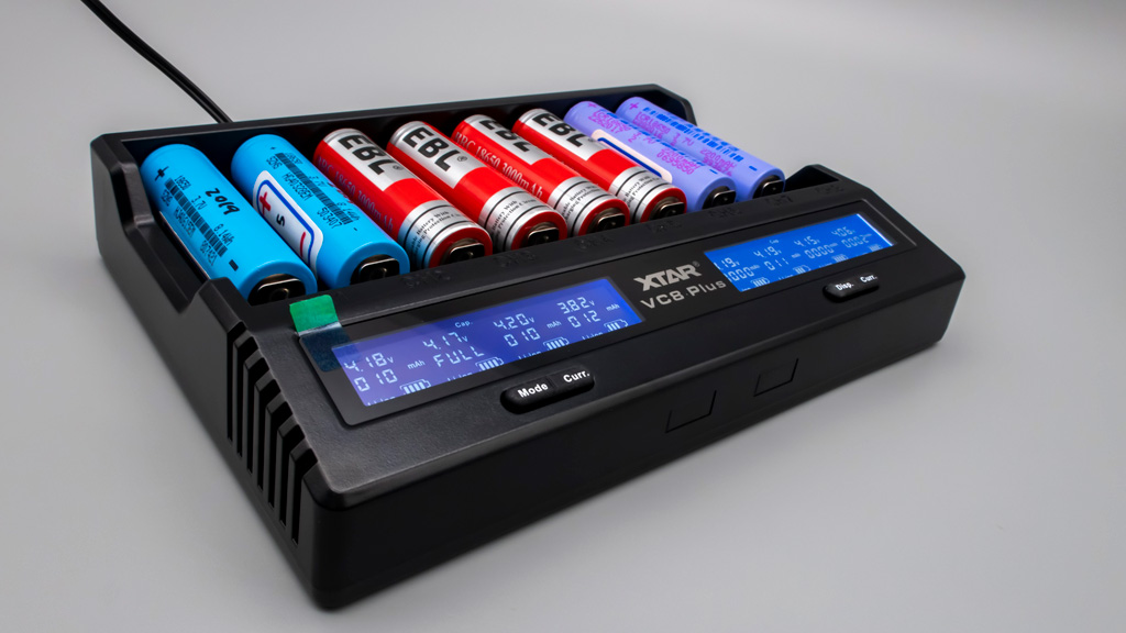 18650」タイプのリチウムイオン充電池を8本同時に高速充電するXTAR製