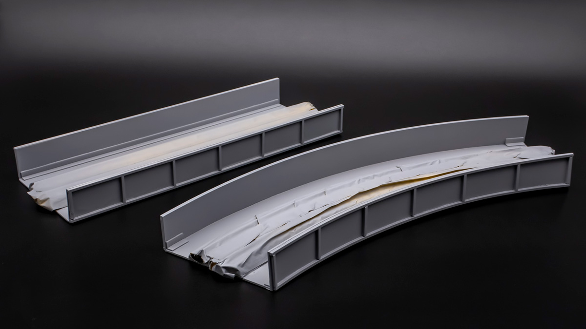 HOゲージの高架橋をプラ板で制作して塗装とバラスト散布