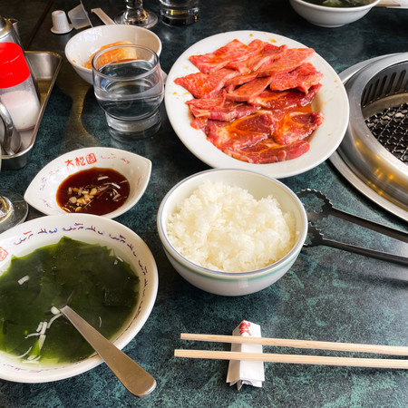 焼肉 大松園のランチセット。キムチ、カルビ、マトン、ごはん、わかめスープ。