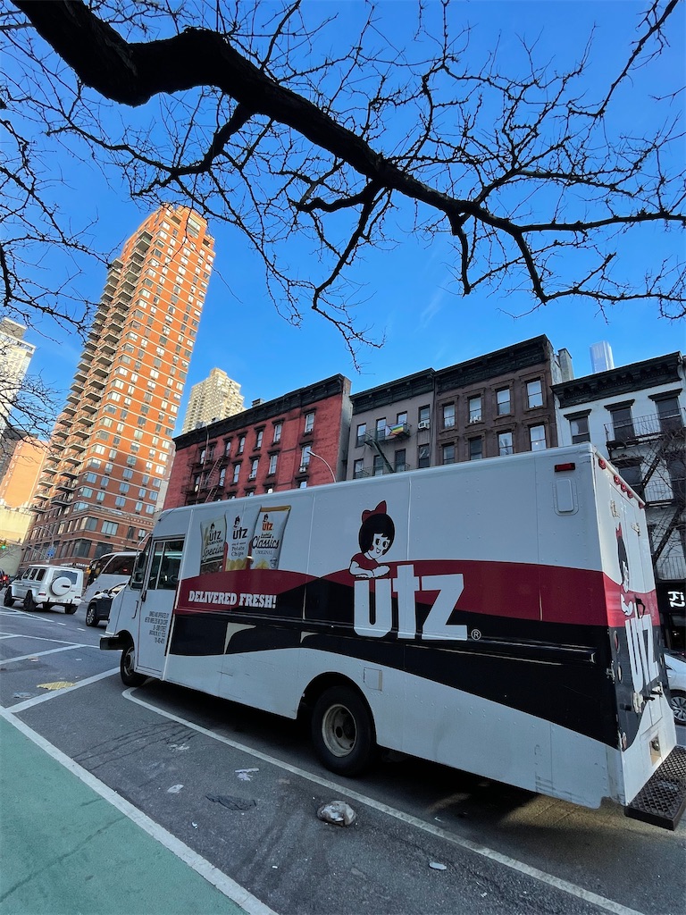 NYの街中でアメリカのお菓子メーカー「UTZ（アッツ）」のトラックに