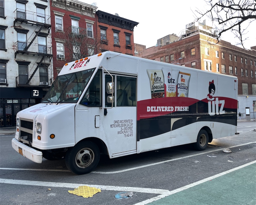 菓子 atsu NYの街中でアメリカのお菓子メーカー「UTZ（アッツ）」のトラックに
