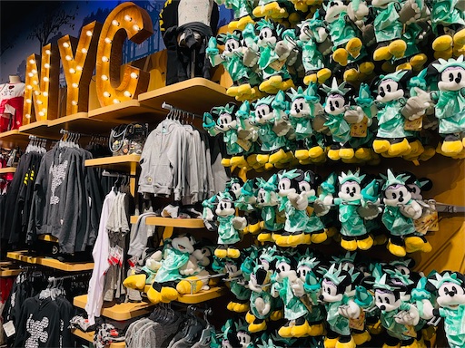NY 雑貨やお土産も♡］タイムズスクエア「ディズニーストア